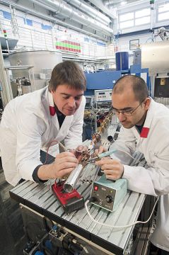 Professor Christian Pfleiderer und Erstautor Florian Jonietz bereiten am Instrument MIRA des FRM II eine Probe vor. Professor Christian Pfleiderer und Erstautor Florian Jonietz